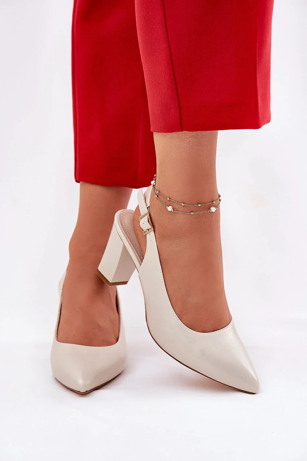 escarpins femme talon carré moyen pointu silhouette élégante slingback bride arrière boucle dorée cuir synthétique ivoire finition lisse perles délicates