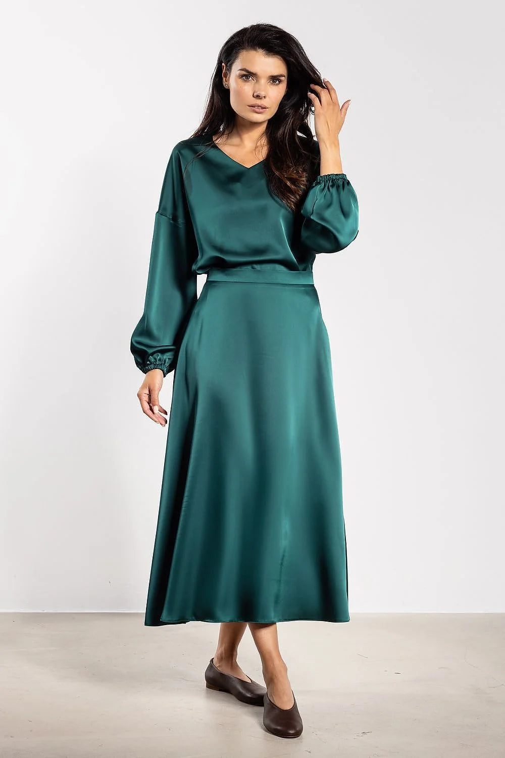 ensemble femme satinée vert émeraude blouse col V manches bouffantes poignets élastiqués jupe midi taille haute coupe ample polyester fluide