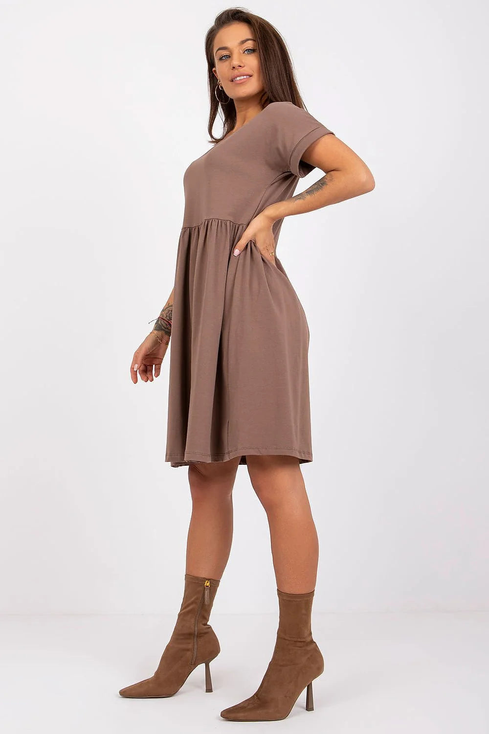 robe babydoll taupe jersey coton doux élasthanne coupe évasée taille empire froncée manches courtes encolure ronde mi longue genou fluide