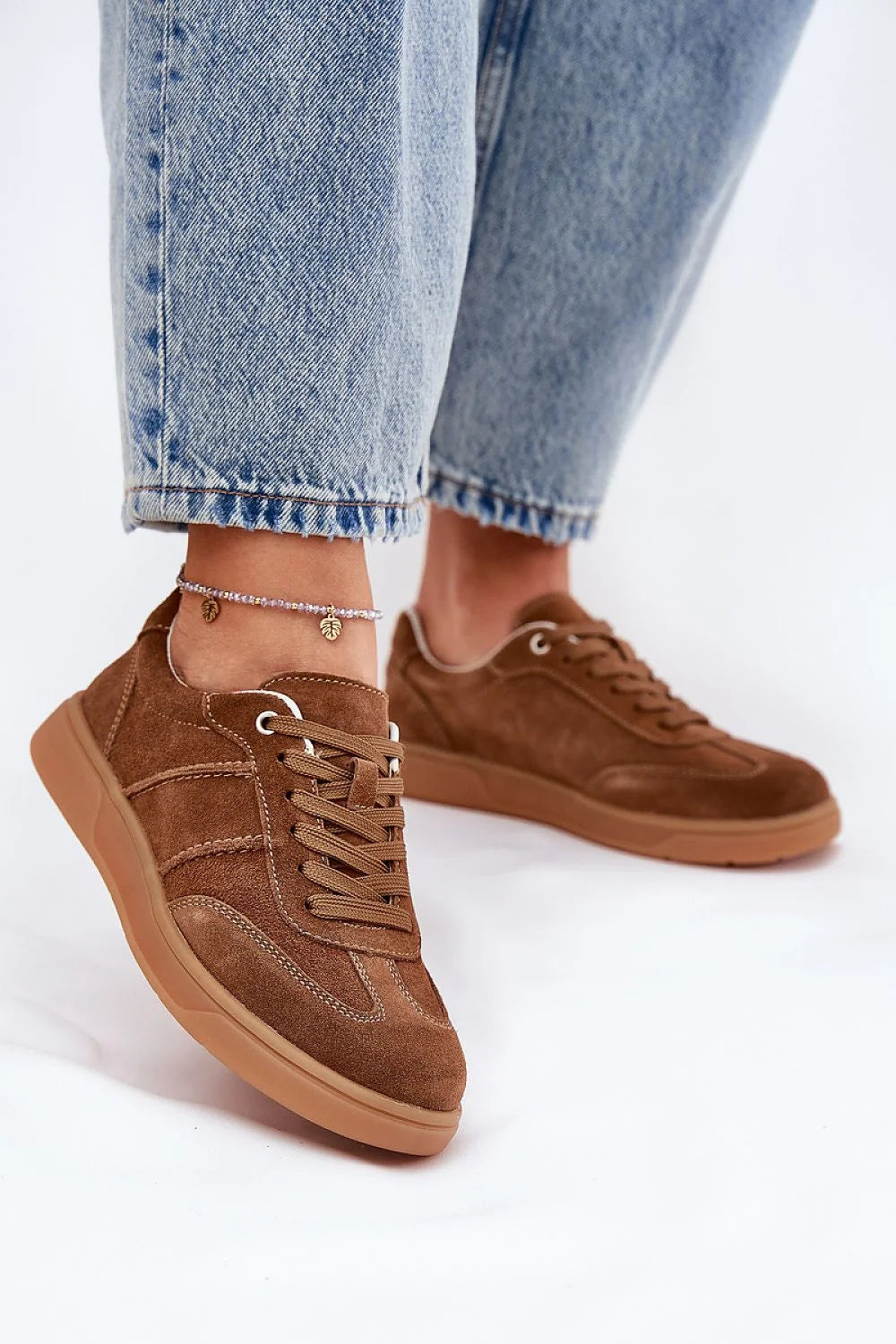 Chaussures de sport élégantes pour femmes en cuir suédé, design moderne, couleur marron terre, semelle en gomme, lacets métal, confort maximal, style polyvalent