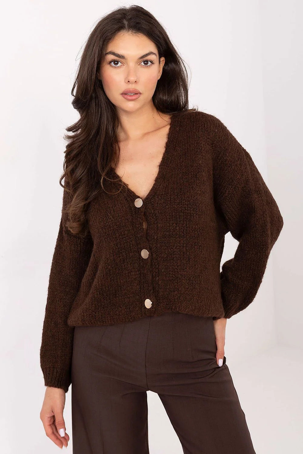 cardigan femme maille épaisse bouclée coupe courte oversize encolure profonde manches longues ballon chocolat boutons métalliques côtelés duveteuse