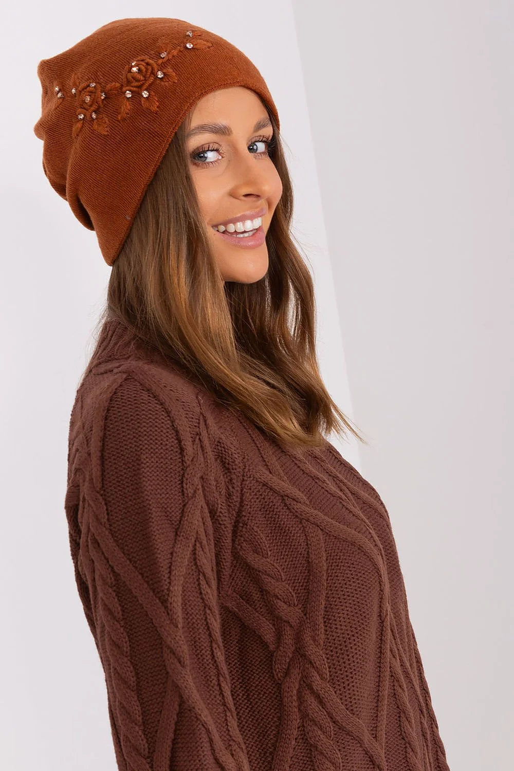 Ensemble sweater béret maille torsadée mélange laine acrylique coton cachemire couleur marron style classique moderne femmes
