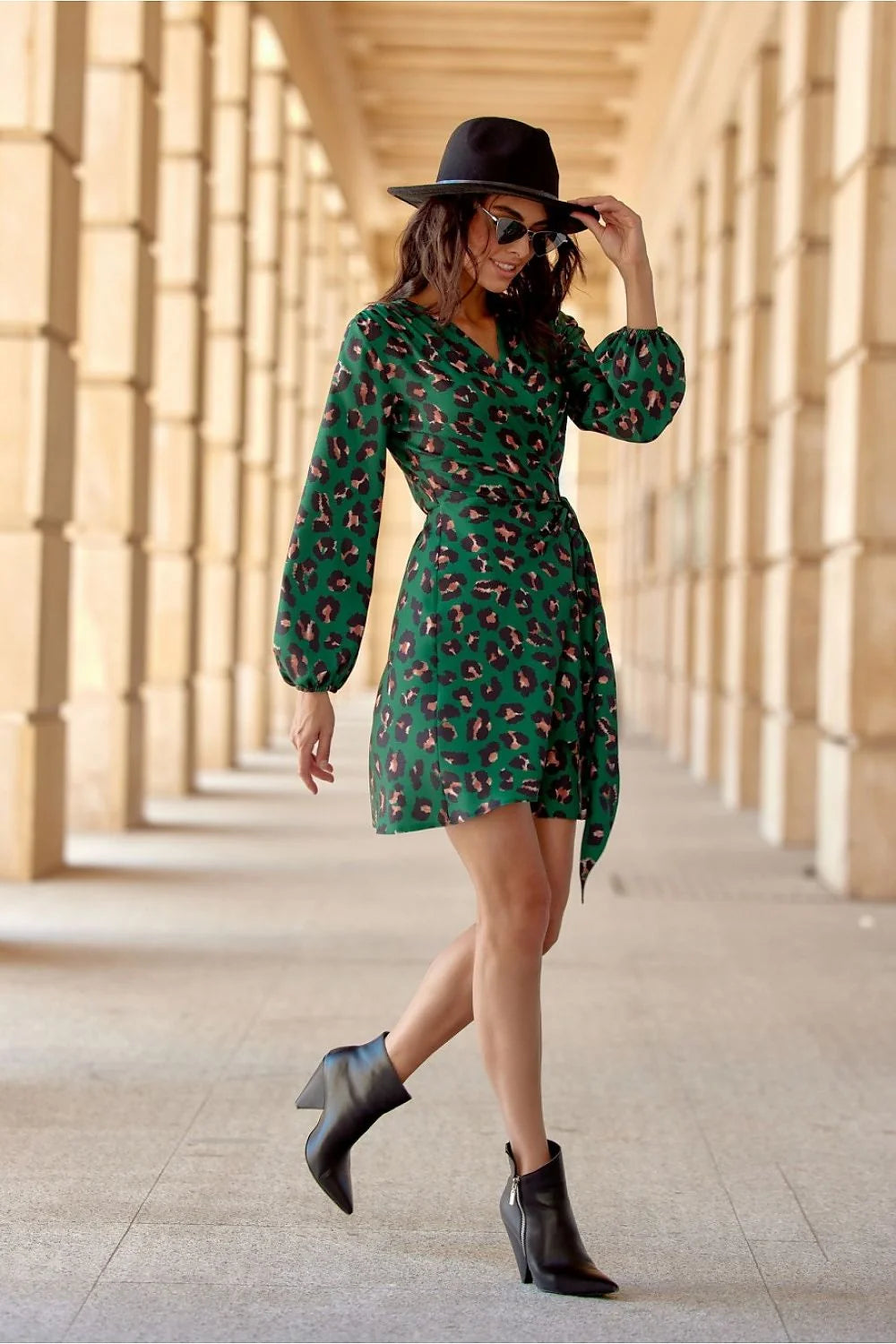 Robe de jour élégante Roco Fashion coupe portefeuille imprimé animalier vert vif manches longues encolure V femme occasion semi-formelle