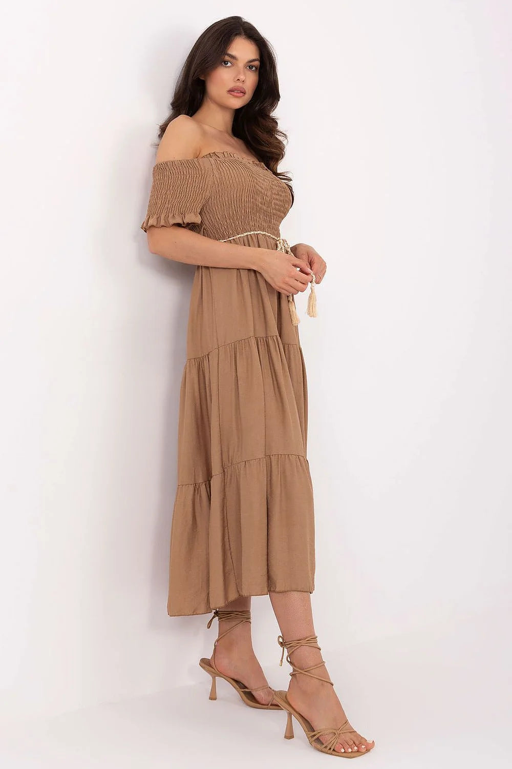 Robe bohème élégante manches courtes col Bardot ceinture tressée couleur brun clair femme occasionnels