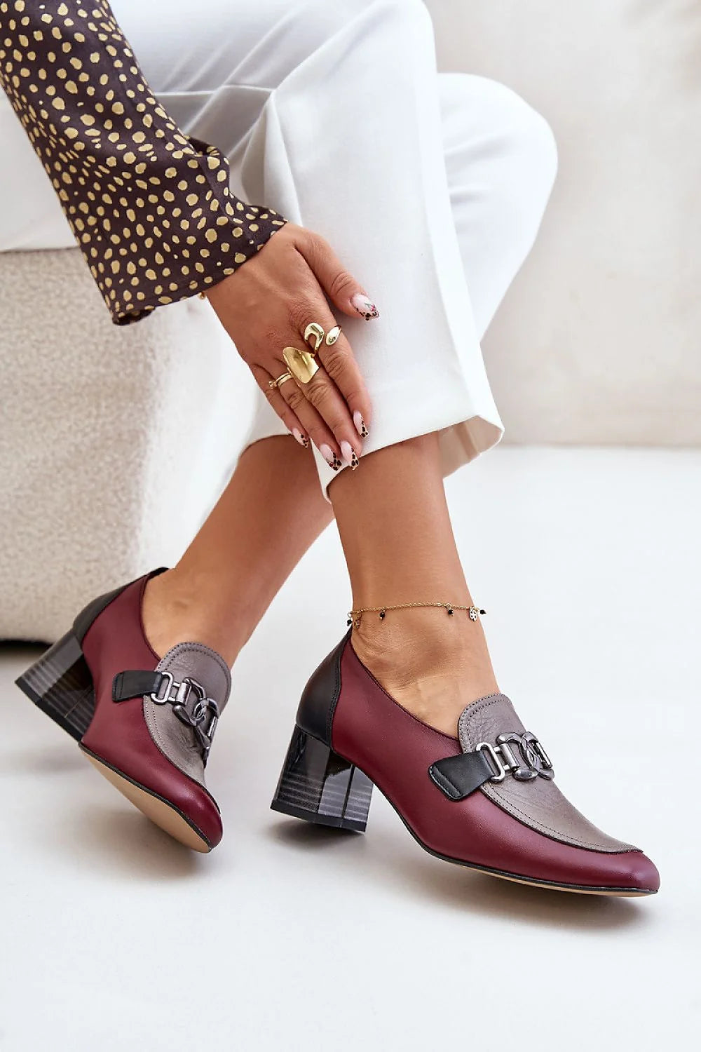 Escarpins élégants Laura Messi cuir naturel talon large design moderne bout carré doré femme