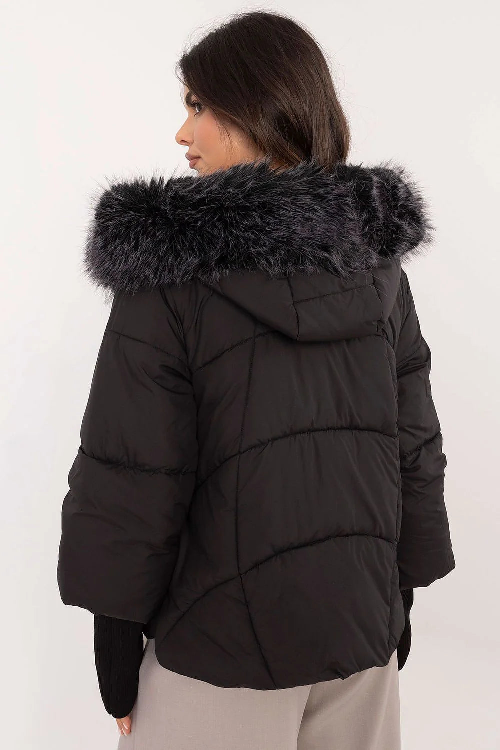Veste d'hiver féminine moderne en polyester matelassé avec capuche en fausse fourrure noire manches longues coupe ample isolation thermique