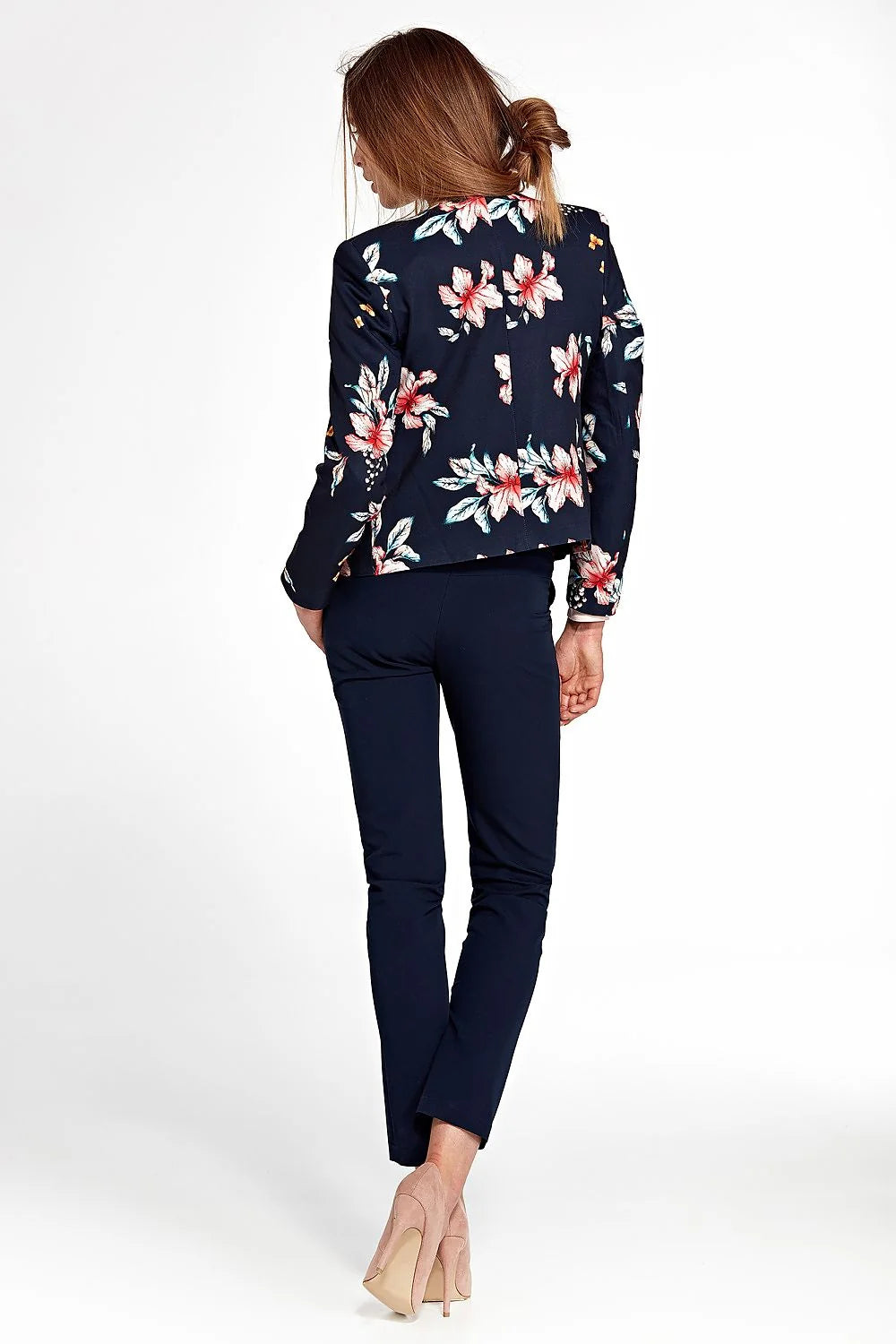 blazer femme veste sans col imprimé floral multicolore fond bleu marine cintrée épaules structurées manches retroussées