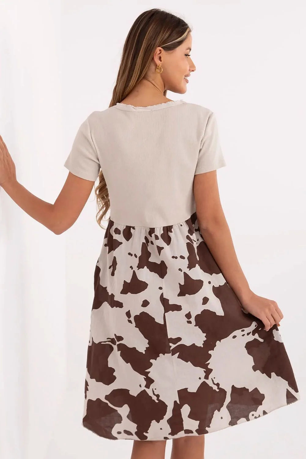 Robe de jour Italy Moda bicolor beige et motif cow, manches courtes, décolleté V, coupe évasée, matière respirante, poches latérales, style décontracté chic
