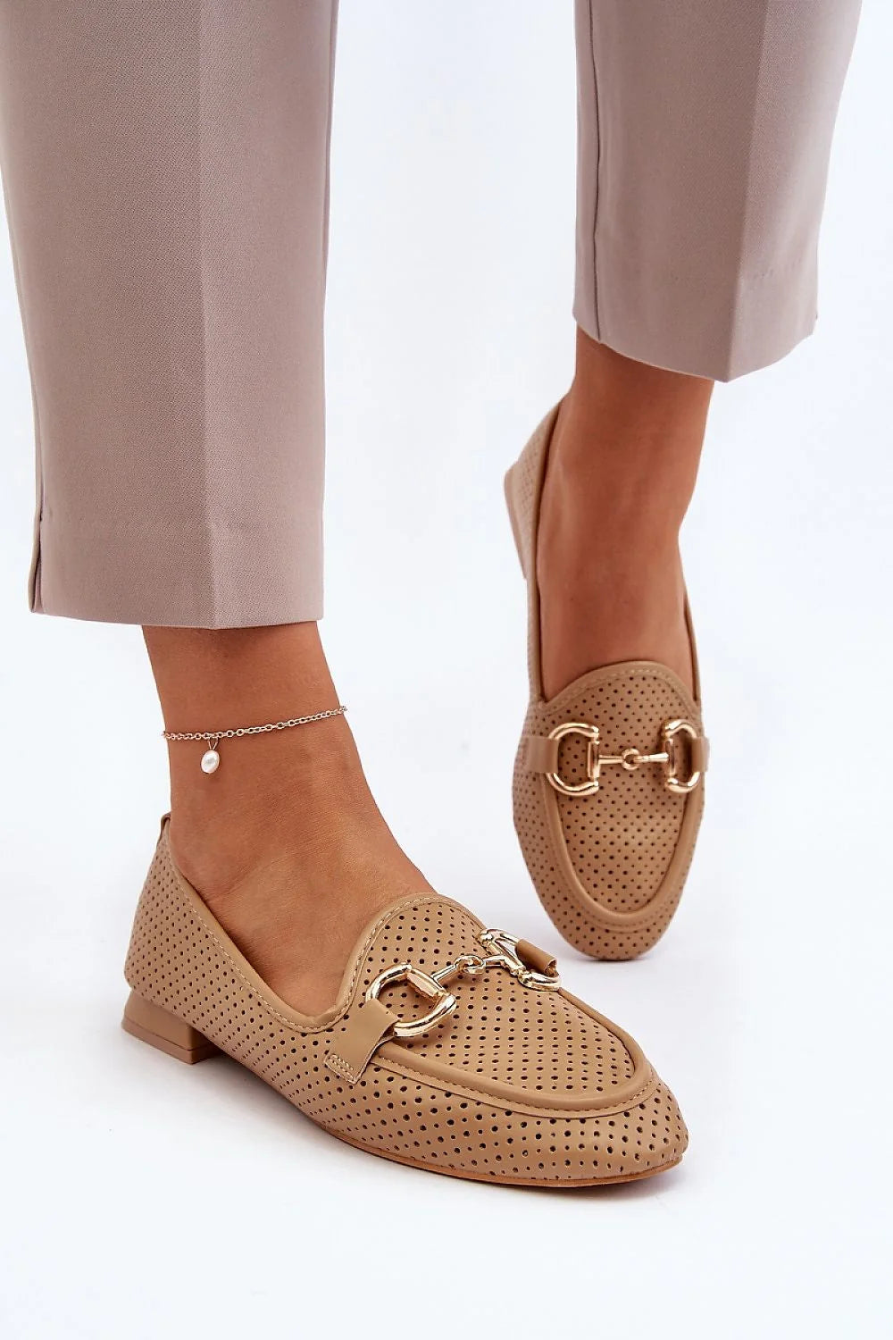 Moccasins pour femmes élégants design moderne matériau synthétique haute qualité finition perforée couleur beige clair semelle plate confortable talon plat coupe classique finitions soignées