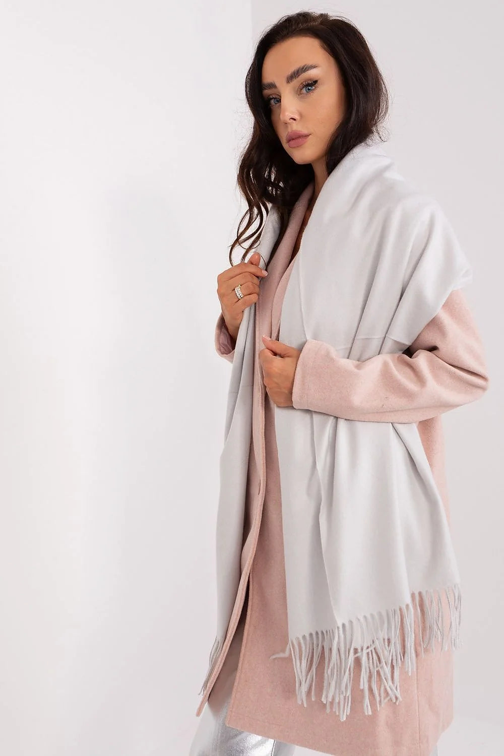 ensemble mode féminine hiver manteau droit boutonné rose pastel écharpe oversized gris perle franges laine mélangée