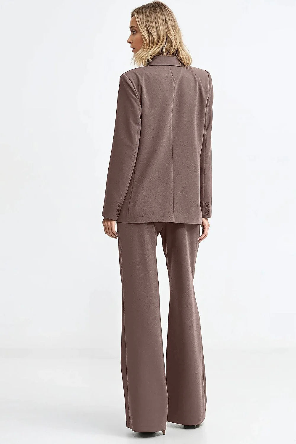 blazer femme oversize double boutonnage col revers épaules structurées manches longues longueur hanches doublure intégrale tissu fluide taupe minimaliste élégant