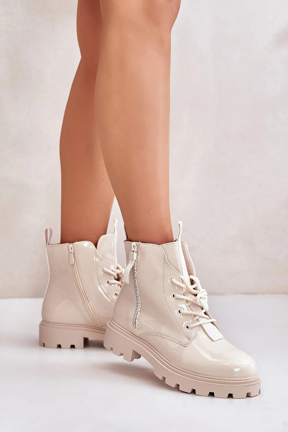 bottines femme combat cuir synthétique vernis beige chauffantes zip latéral lacets bout rond tige cheville semelle crantée adhérence chic confortable