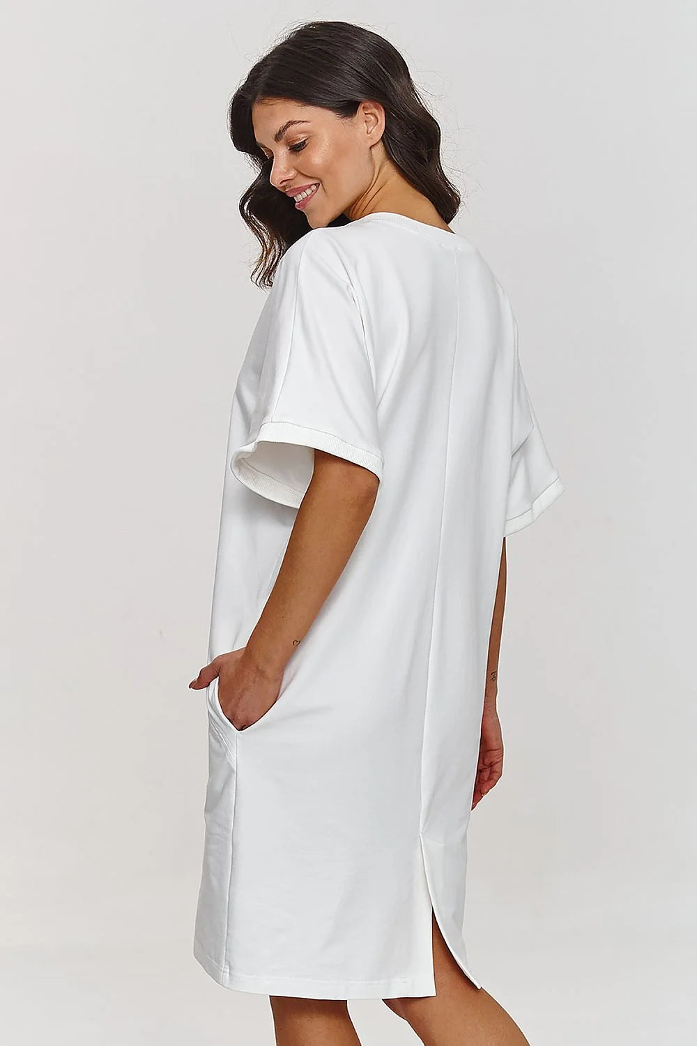 Robe de jour Makadamia moderne épurée manches courtes blanc pur genou taille ajustable jersey coton femme