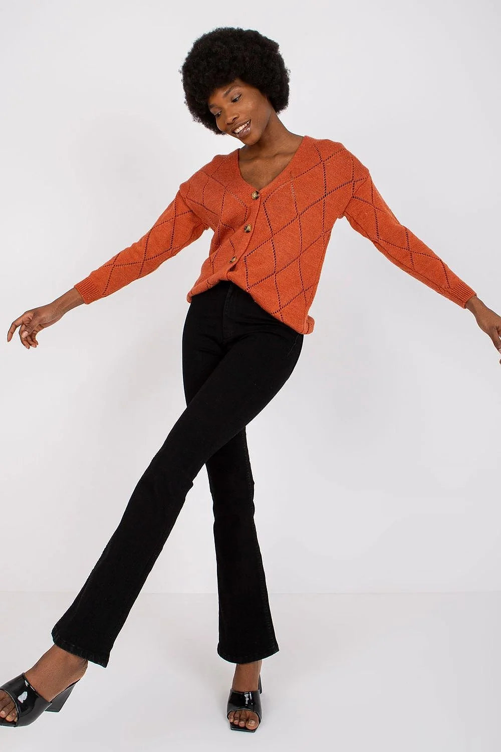 Cardigan femme élégant Rue Paris motif ajouré orange brique manches longues encolure V boutons contrastants