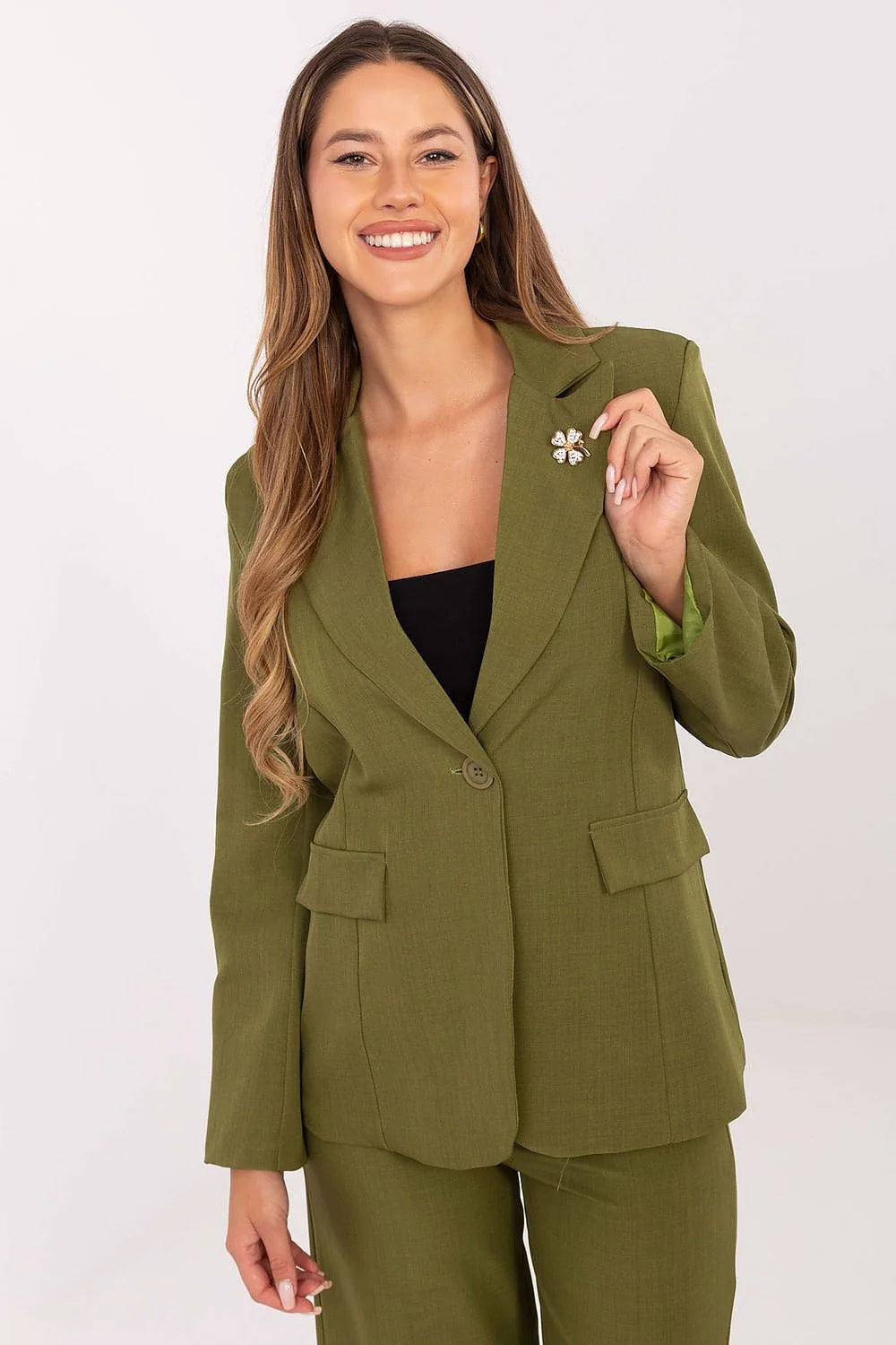 veste blazer femme tailleur pantalon vert olive coupe droite légèrement cintrée bouton col cranté poches rabat tissu tissé structuré