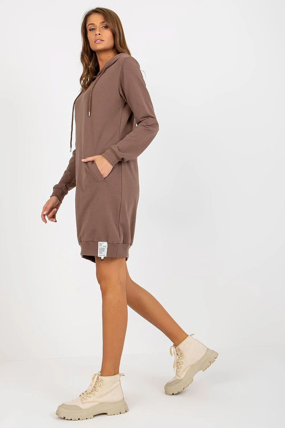 robe sweat capuche kangourou oversize mi cuisse molleton vert sapin legging brillant noir moulant bottines olive semelle crantée