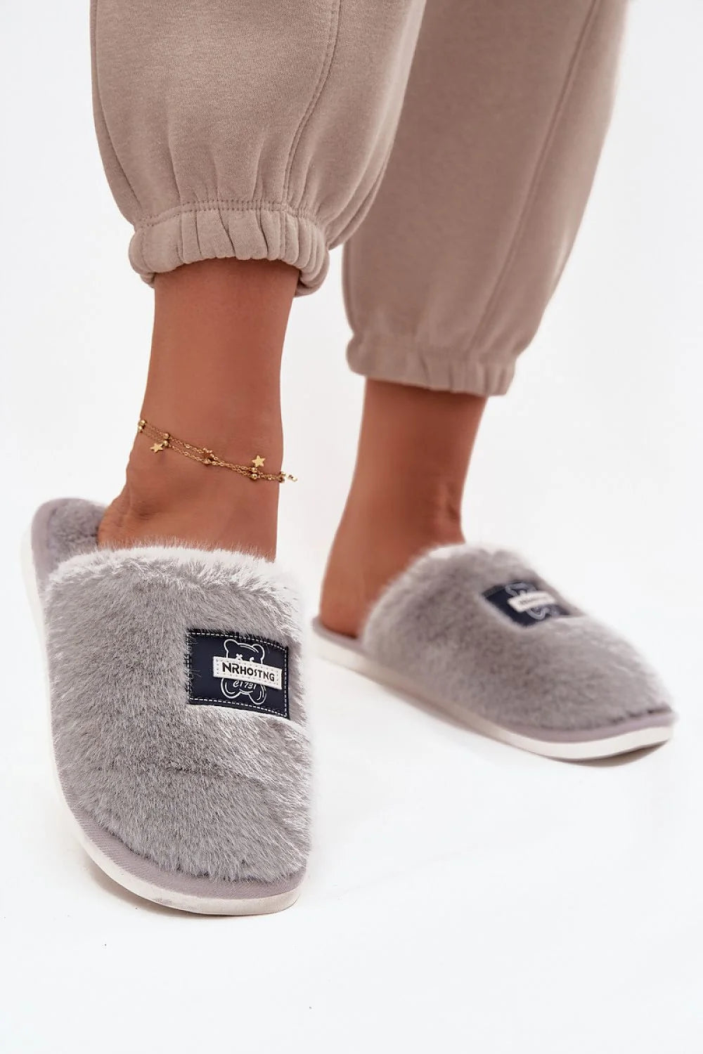 chaussons fourrure femmes gris clair mules intérieur bout fermé talon ouvert semelle souple rembourrée antidérapante motif ours patch cosy cocooning