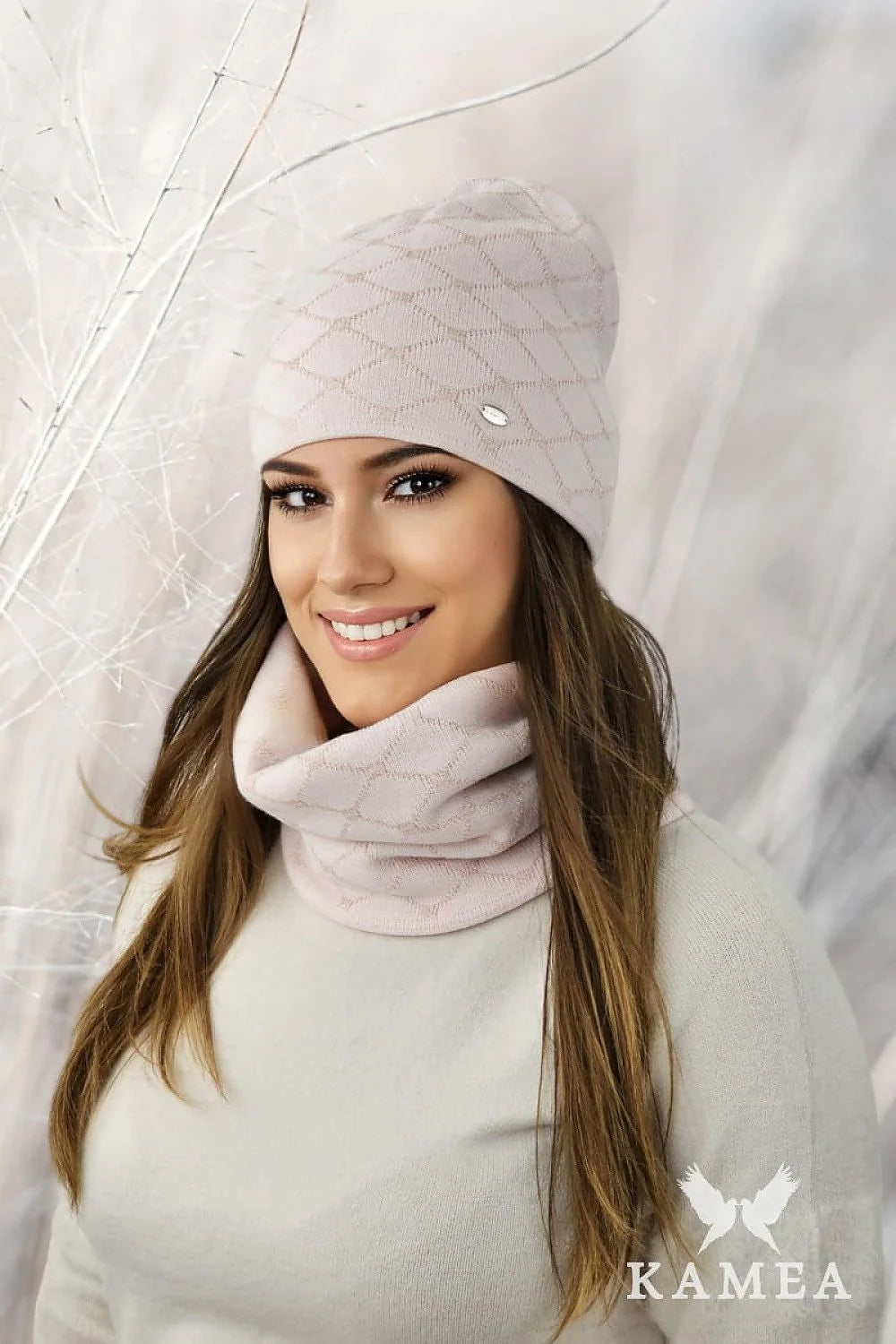 Ensemble Kamea pour femmes : bonnet et snood en coton rose pâle, motif losange, design moderne et élégant, doux et confortable, idéal pour les jours froids