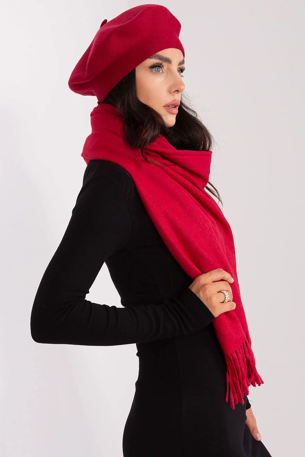 Écharpe et béret en laine rouge vif pour femme, accessoires mode hiver 2023, style chic et intemporel, cadeau Noël