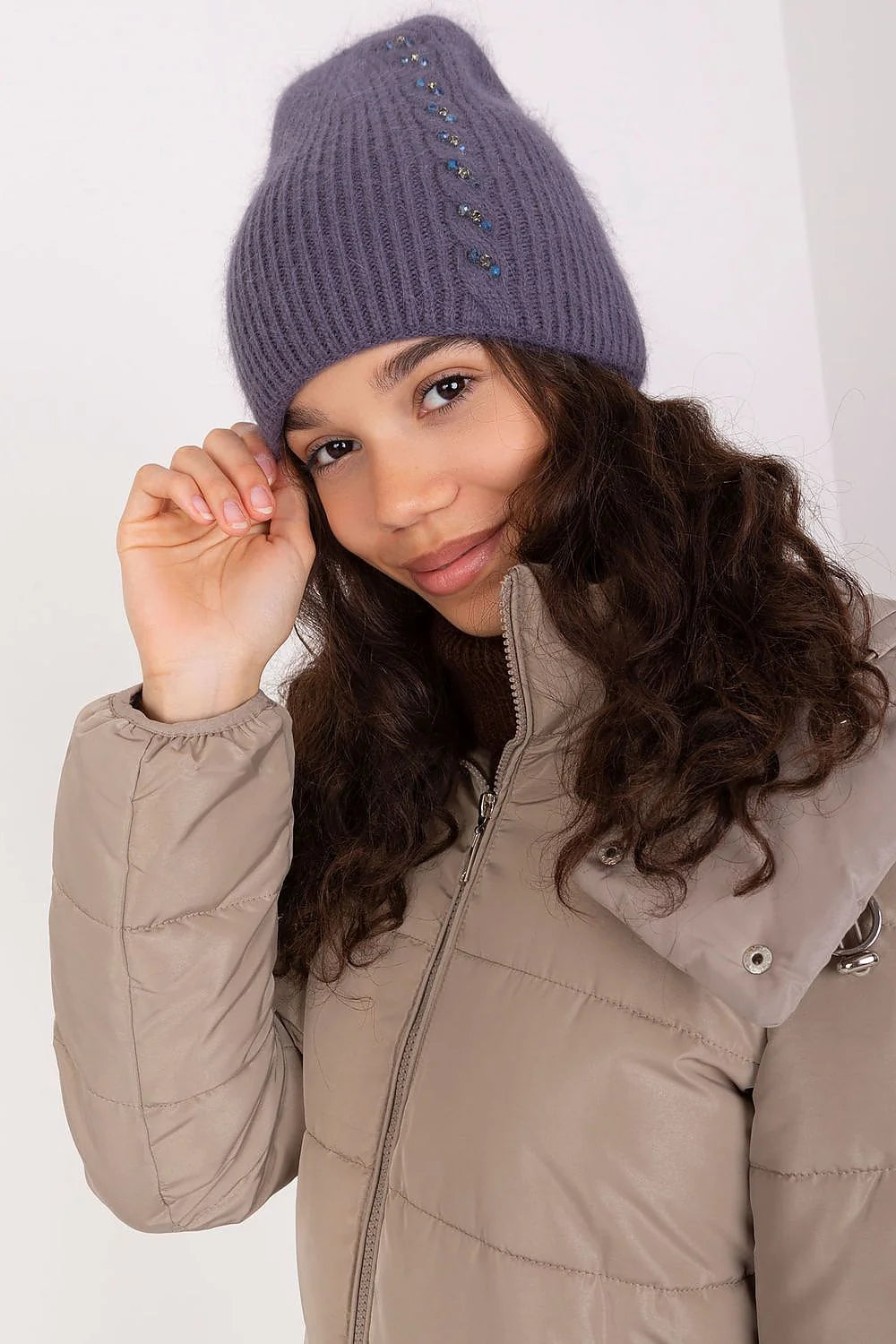 Bonnet et doudoune hiver mode femme design côtelé taupe et mauve douce matelassé col montant