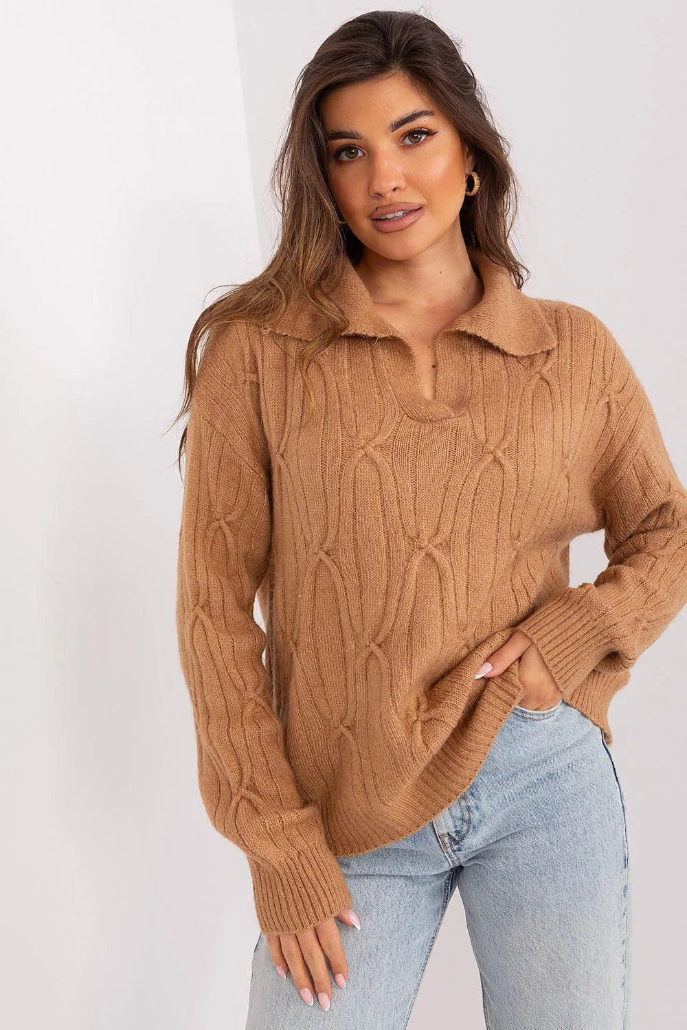 Chandail femme col replié motif torsadé manches longues coupe ample coloris camel matière douce