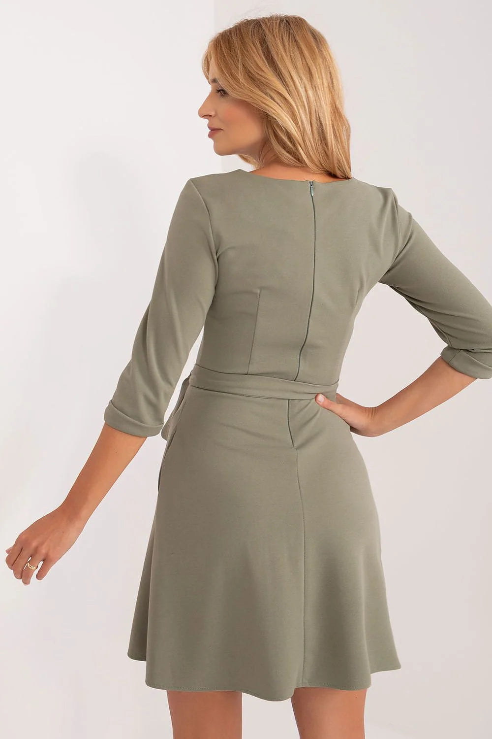 Robe de jour Lakerta féminine élégante en vert kaki doux manches 3/4 encolure ronde ceinture à nouer polyester lisse pour femme