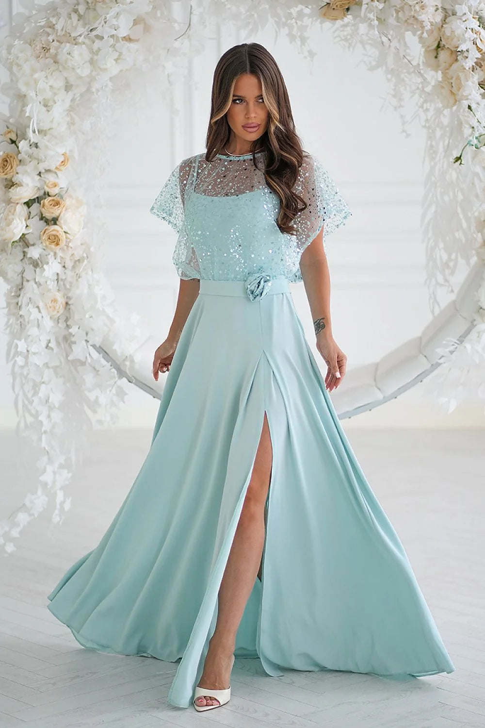 robe longue soirée menthe pâle corsage tulle brodé sequins col rond manches cape satinée jupe crêpe taille ceinturée fleur décorative