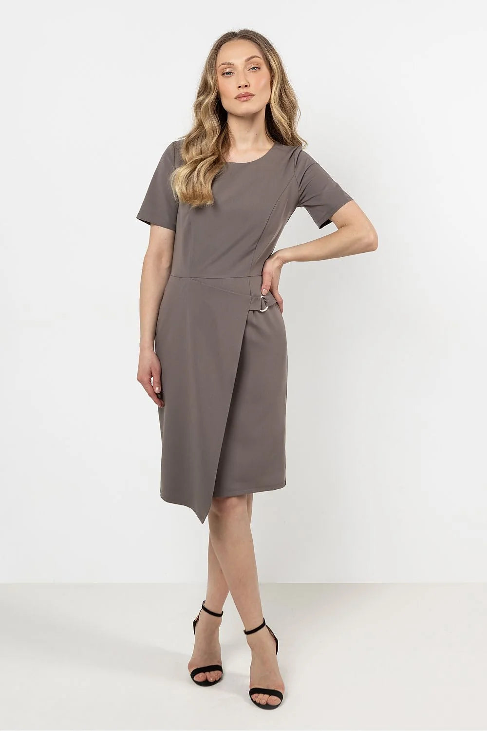 Robe de jour élégante awama couleur taupe coupe ajustée manches courtes décolleté rond ourlet asymétrique occasion professionnelle femme