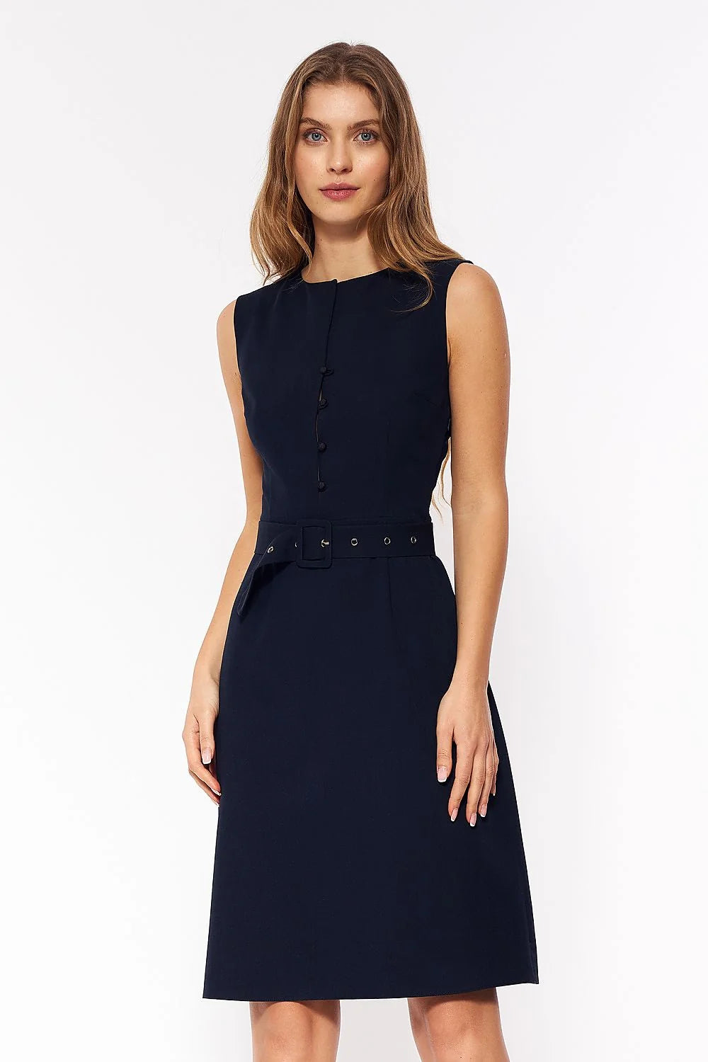 robe fourreau sans manches bleu marine longueur genou ceinture ajustable boucle recouverte taille cintrée coupe structurée col rond