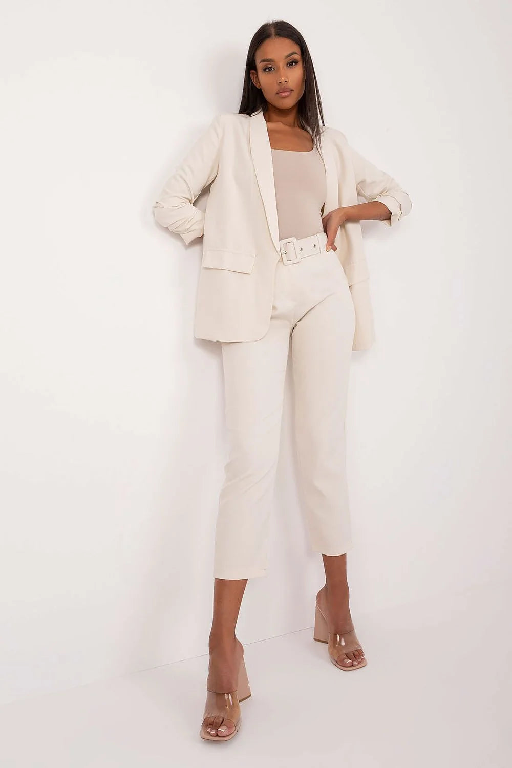 Pantalon femme Och Bella élégant beige clair taille haute coupe droite ceinture assortie blazer assorti top sans manches chaussures talons