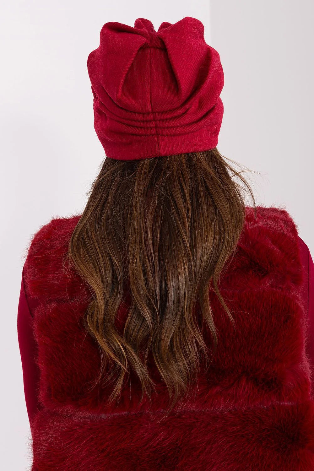 Bonnet et gilet en cachemire acrylique pour femme, style moderne floral rouge profond, texture pelucheuse et finitions soignées
