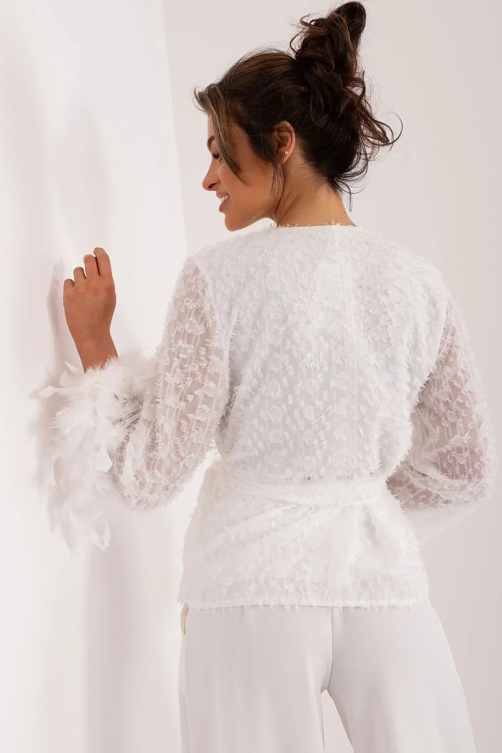 Chemisier élégant pour femme cache-cœur dentelle tulle floral plumes manches longues couleur blanche pure occasion festive soirée