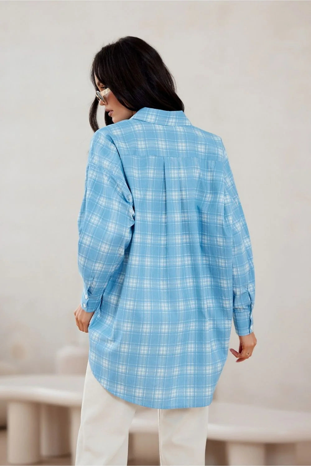 chemise femme manches longues oversize carreaux bleu ciel blanc coton respirant coupe asymétrique ourlet arrondi dos épaules tombantes boutons clairs