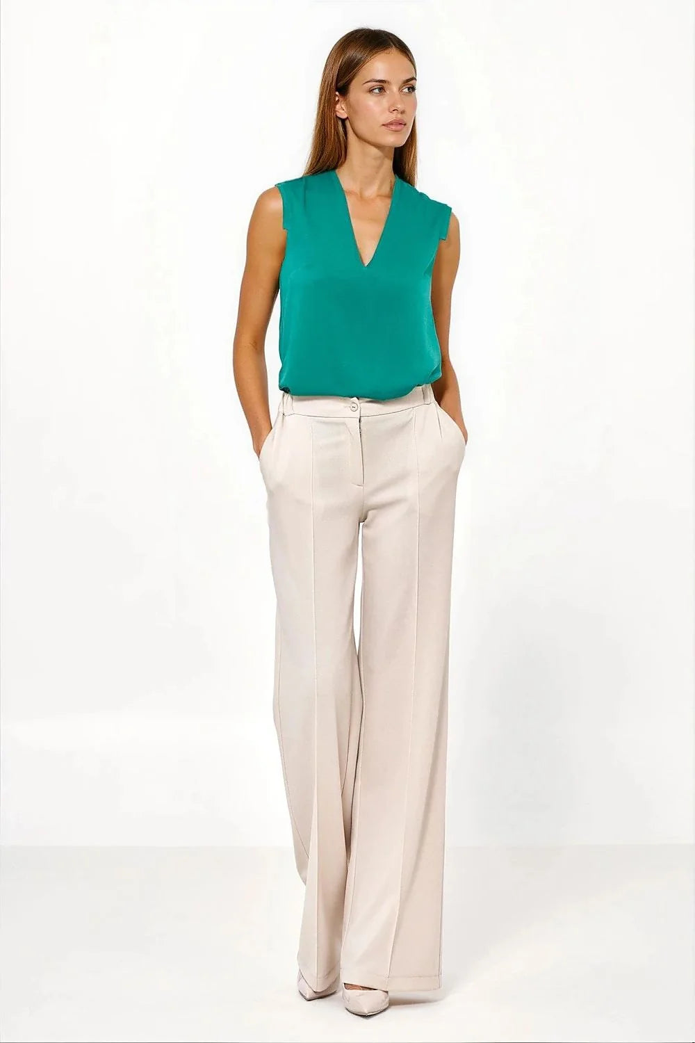 blouse viscose satinée soyeuse vert émeraude décolleté profond épaules découpées coupe droite légèrement cintrée tombé élégante office chic