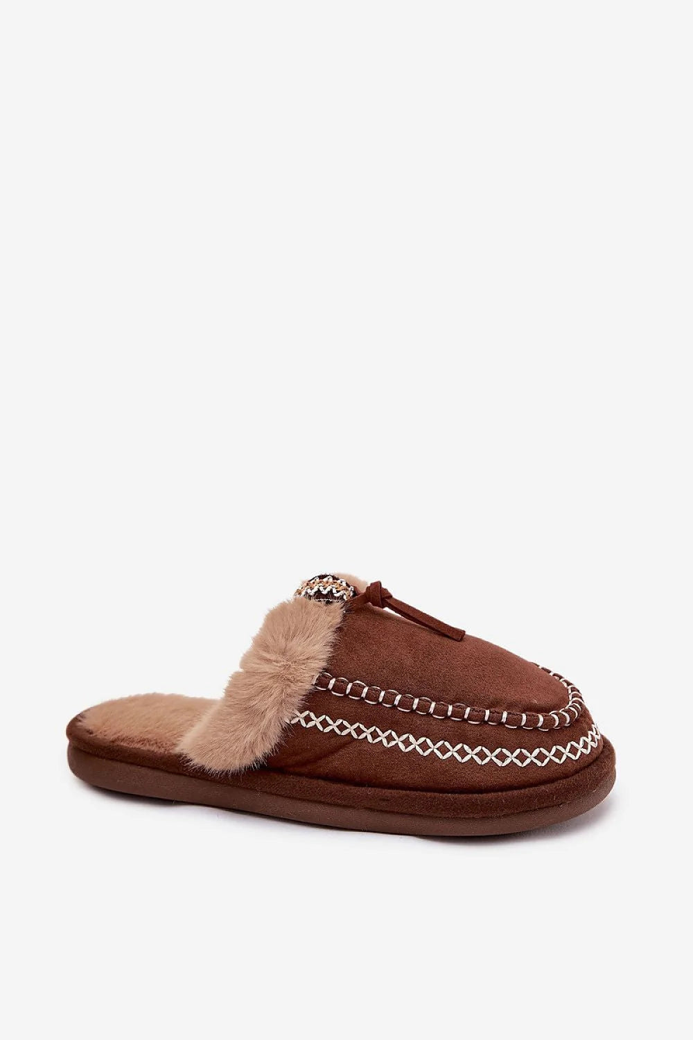 chaussons femmes suédine écologique marron chocolat fourrure beige doublure tressé pompon décoratif surpiqûres rembourré semelle antidérapante caoutchouc cosy hivernal cadeau