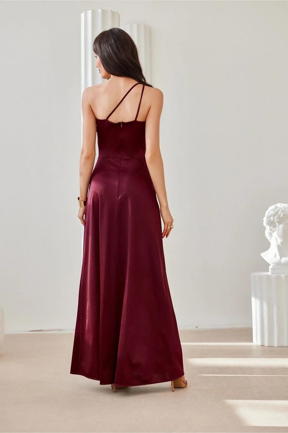 robe longue satinée asymétrique bordeaux bretelle diagonale encolure goutte fente haute jupe évasée taille marquée drapé fluide sophistiquée élégante