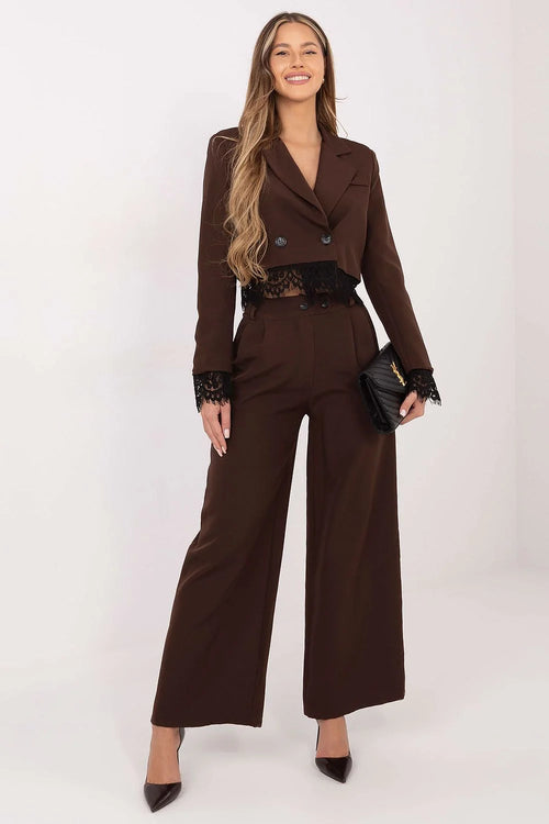 blazer cropped femme tailleur court marron chocolat col cranté épaulettes cousues double boutonnage boutons noirs dentelle