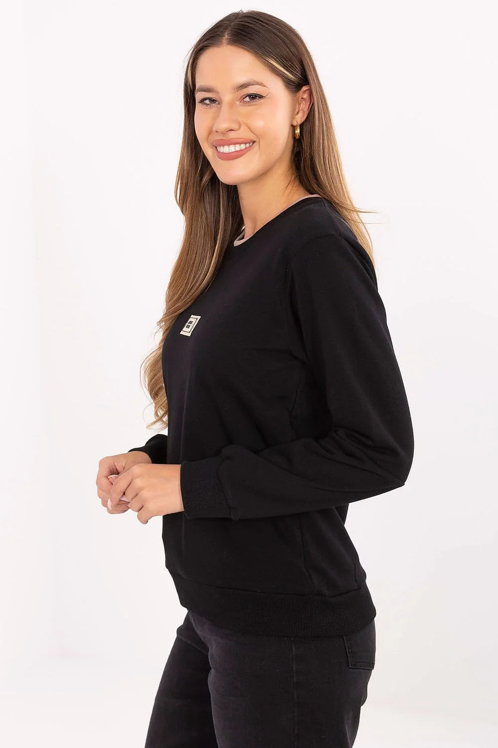 sweatshirt femme col rond noir molletonné doux coupe relaxed bordcotes poignets base liseré beige ecusson rectangulaire brodé poitrine manche droite