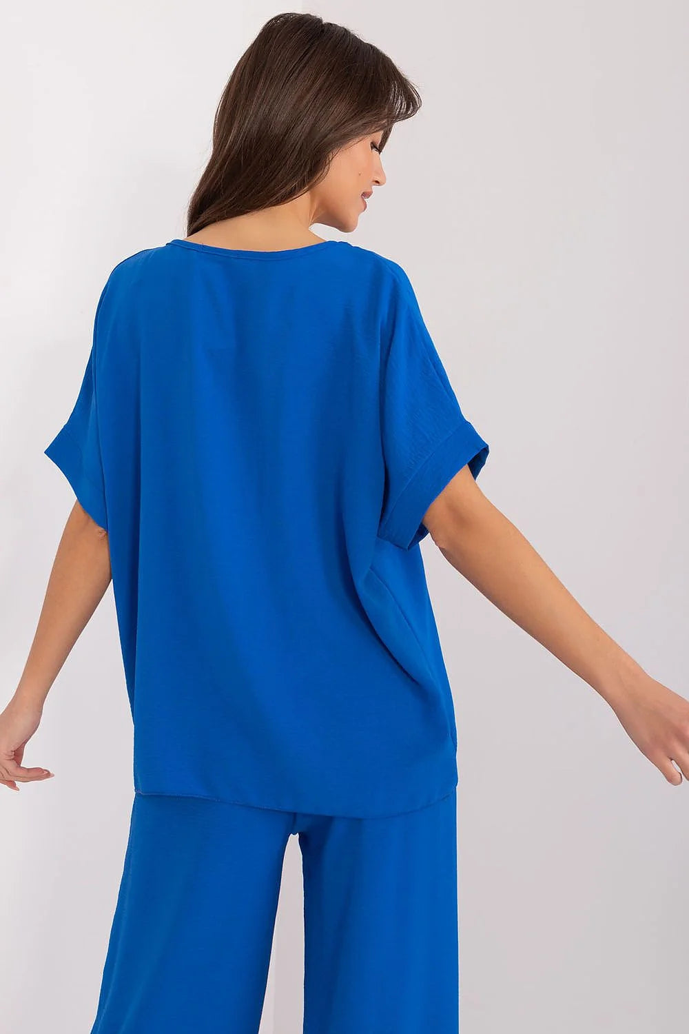 Ensemble femme chemisier et pantalon bleu vif coupe ample décolleté en V fleur épaule manches courtes taille élastique