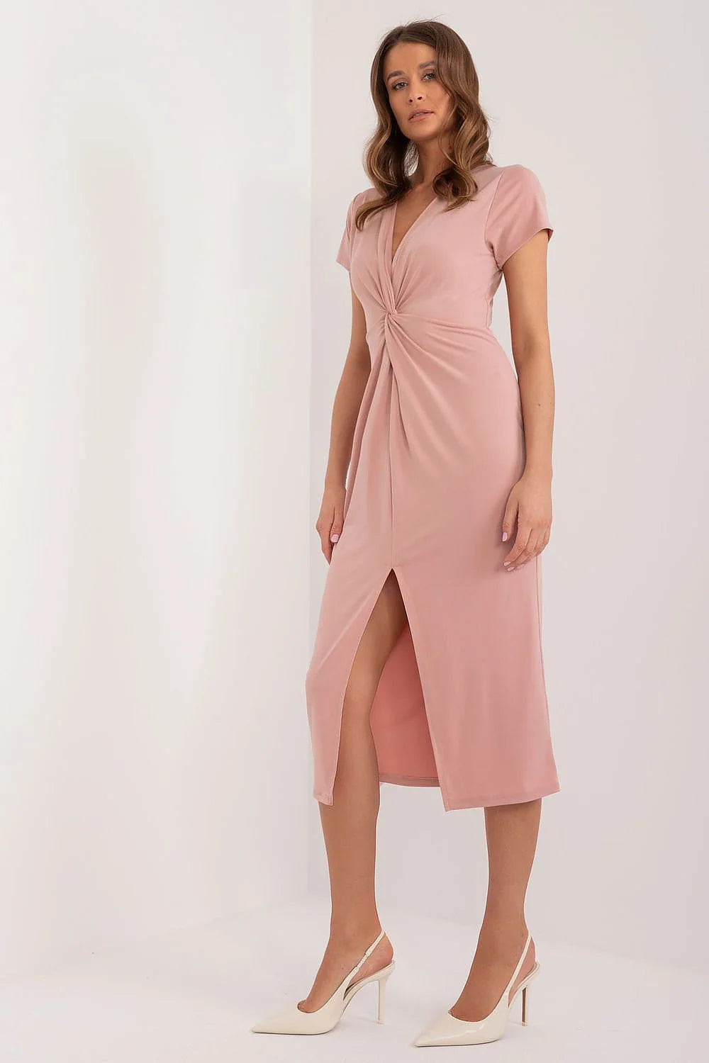 Robe de jour élégante couleur rose poudré tissu fluide coupe midi manches courtes décolleté V femme