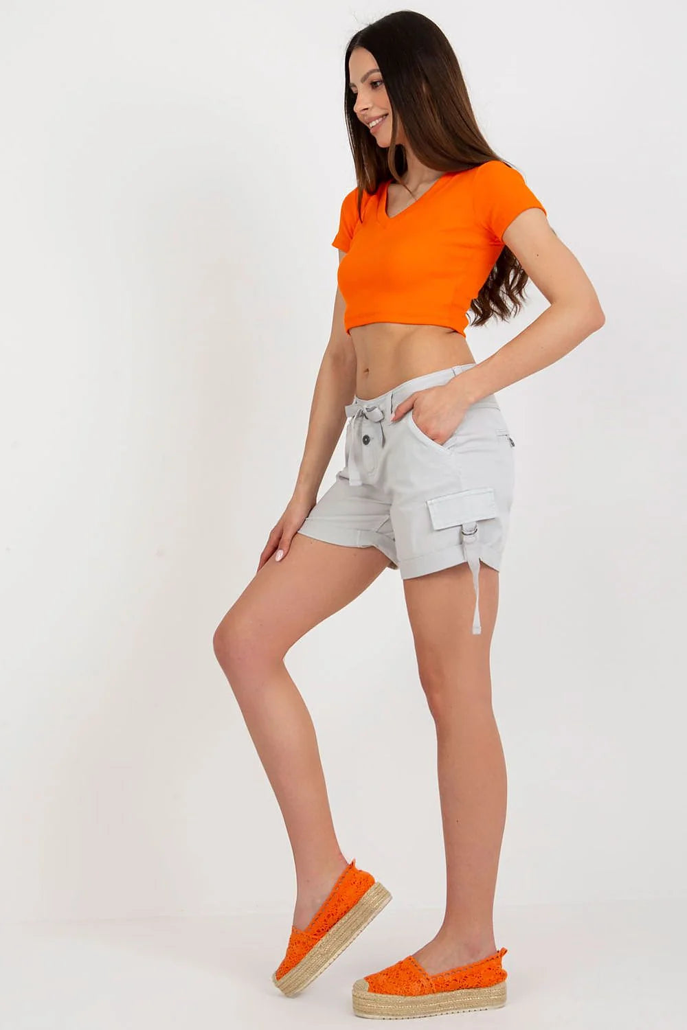 Outfit femme crop top orange cargo shorts gris coton élasthanne taille ajustable coupe moderne style casual-chic