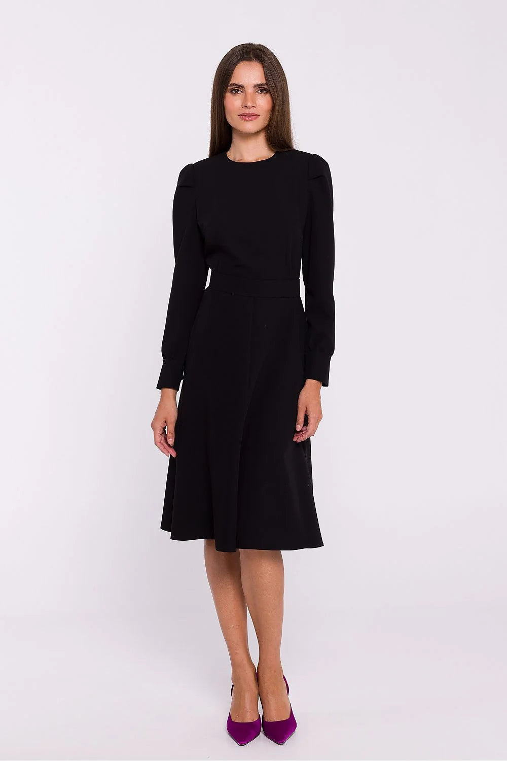 Robe noire classique pour femme manches longues épaulettes A-line midi ajustée ceinture dos couvert polyester elasthanne