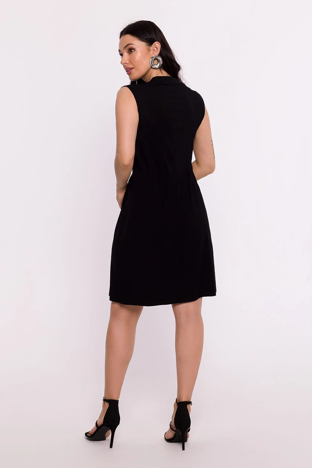 Robe de jour élégante Be Wear style minimaliste coupe évasée décolleté V sans manches noire matière légère femme