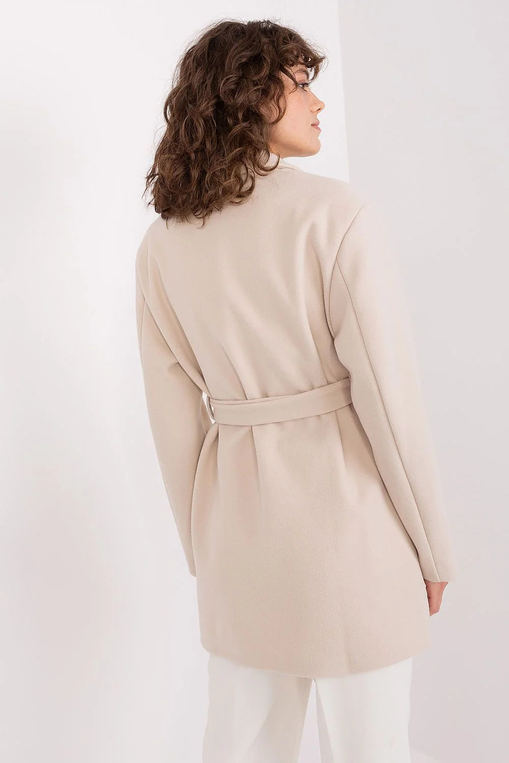 Manteau Och Bella classique beige clair polyester coupe droite col à revers ceinture manches longues boutons noirs poches à rabat pantalon blanc large fluide plis chaussures plateforme noires