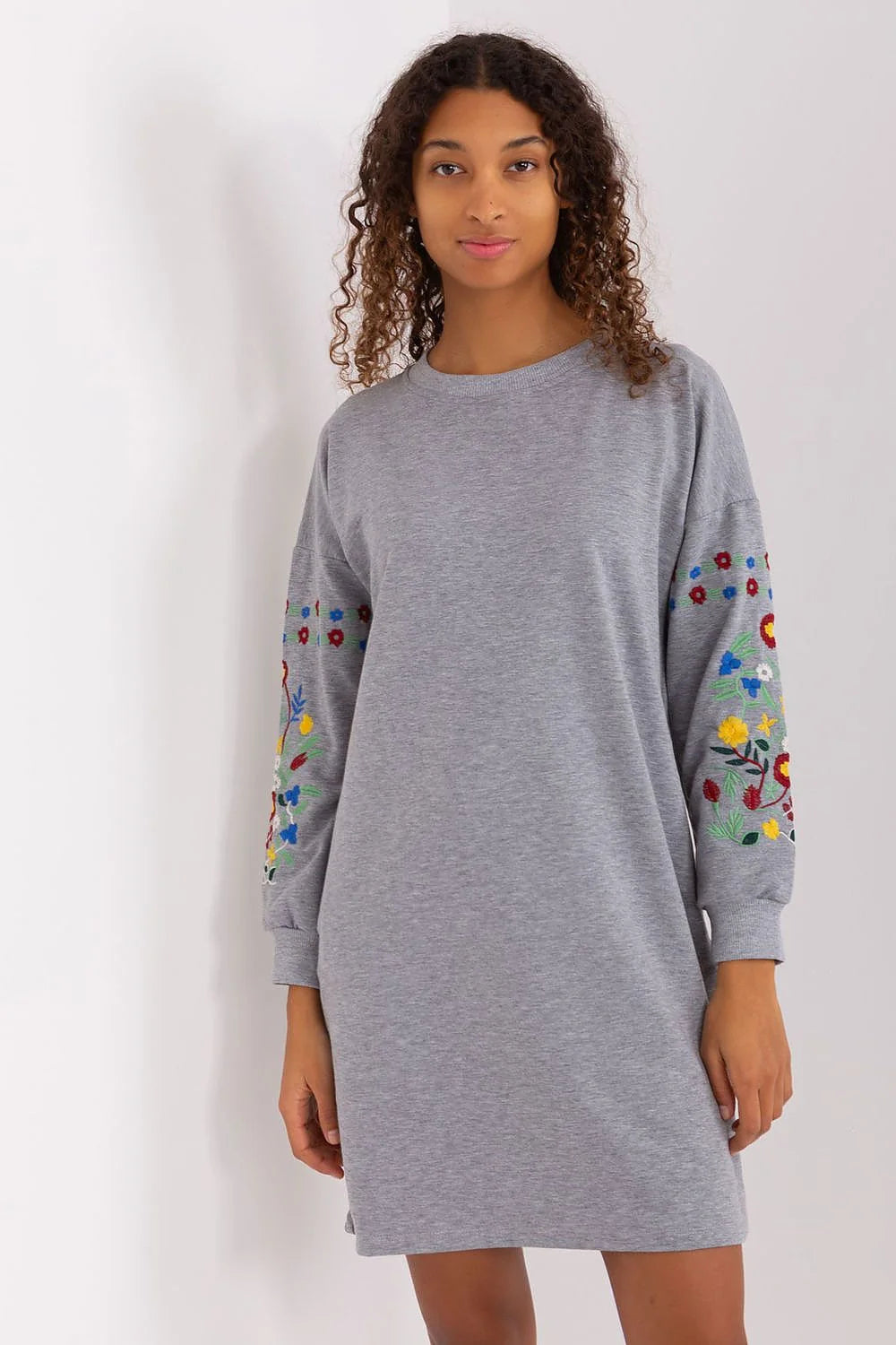 robe Rue Paris manches longues broderie multicolore col rond poignets côtelés coupe droite ample poches zippées coton élasthanne