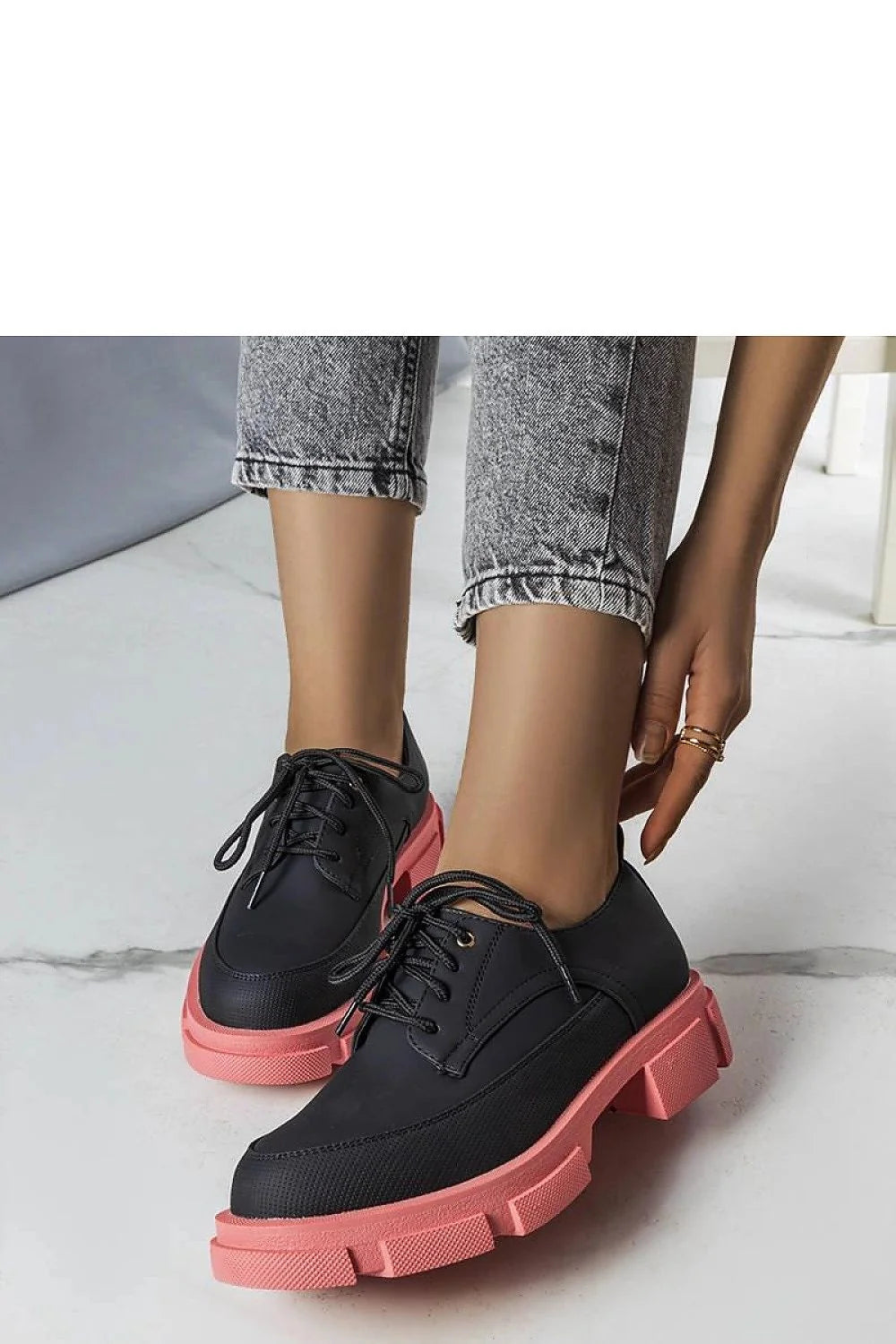 Chaussures basses pour femmes style derby cuir synthétique noir semelle rose audacieuse moderne confortable