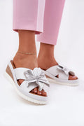 Sandales mules femmes design élégant contemporain simili cuir blanc nœud argenté talon compensé semelle corde tressée caoutchouc blanc cranté