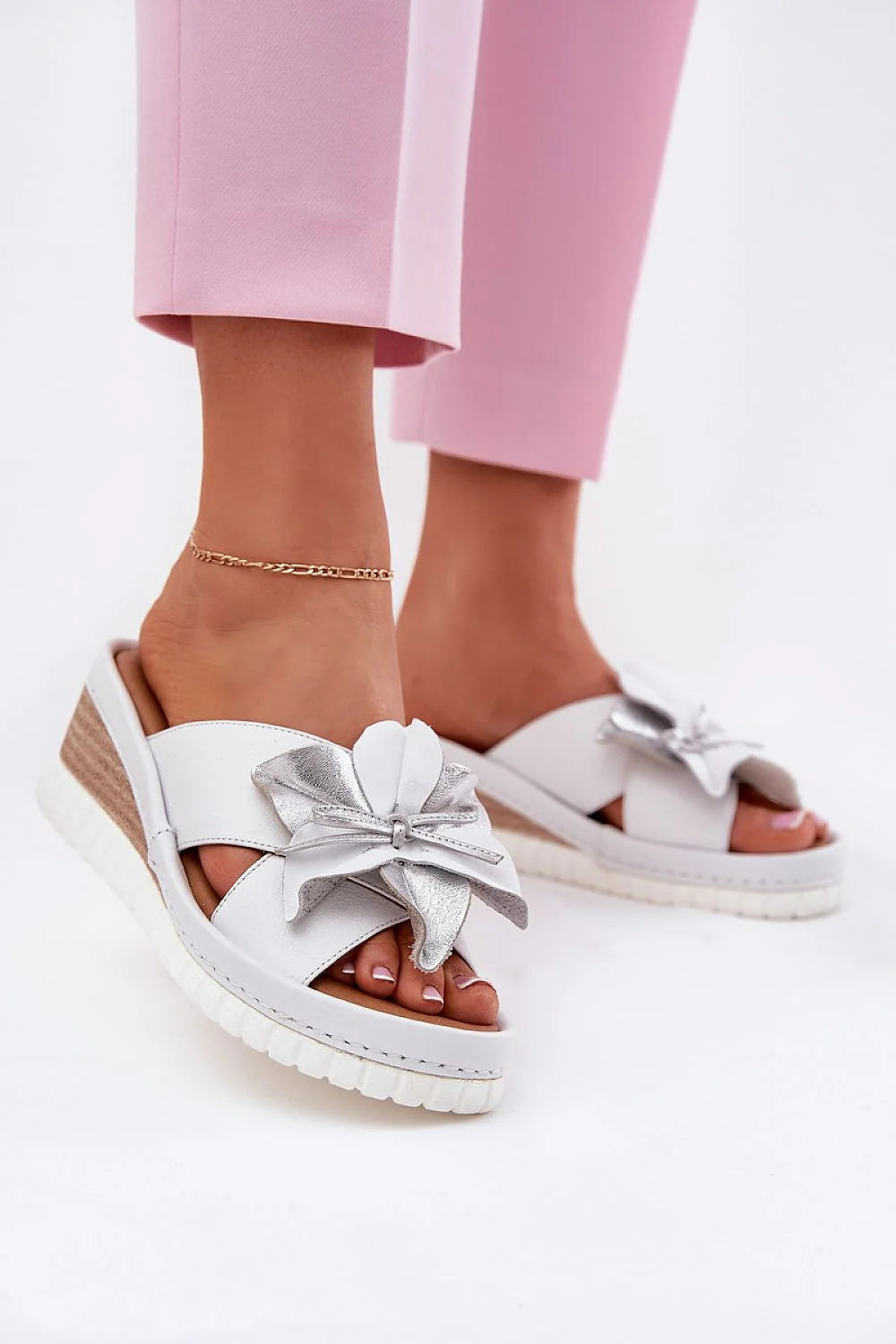 Sandales mules femmes design élégant contemporain simili cuir blanc nœud argenté talon compensé semelle corde tressée caoutchouc blanc cranté