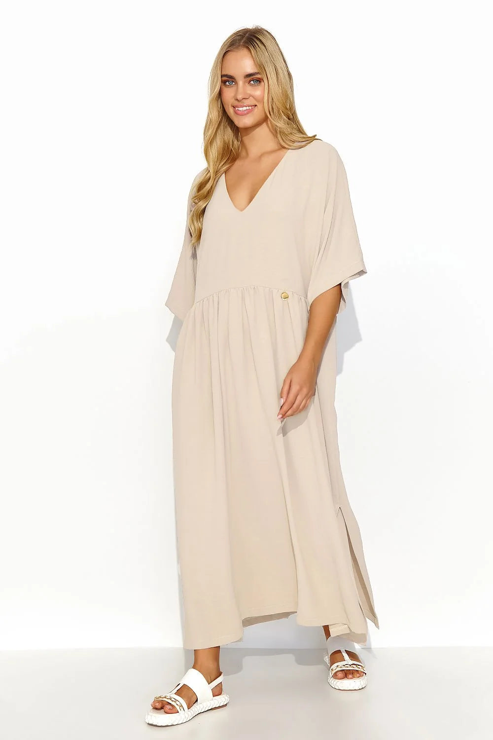 Robe de jour moderne Makadamia en tissu léger, maxi, couleur beige, col V, manches courtes, fentes latérales, robe décontractée pour femmes