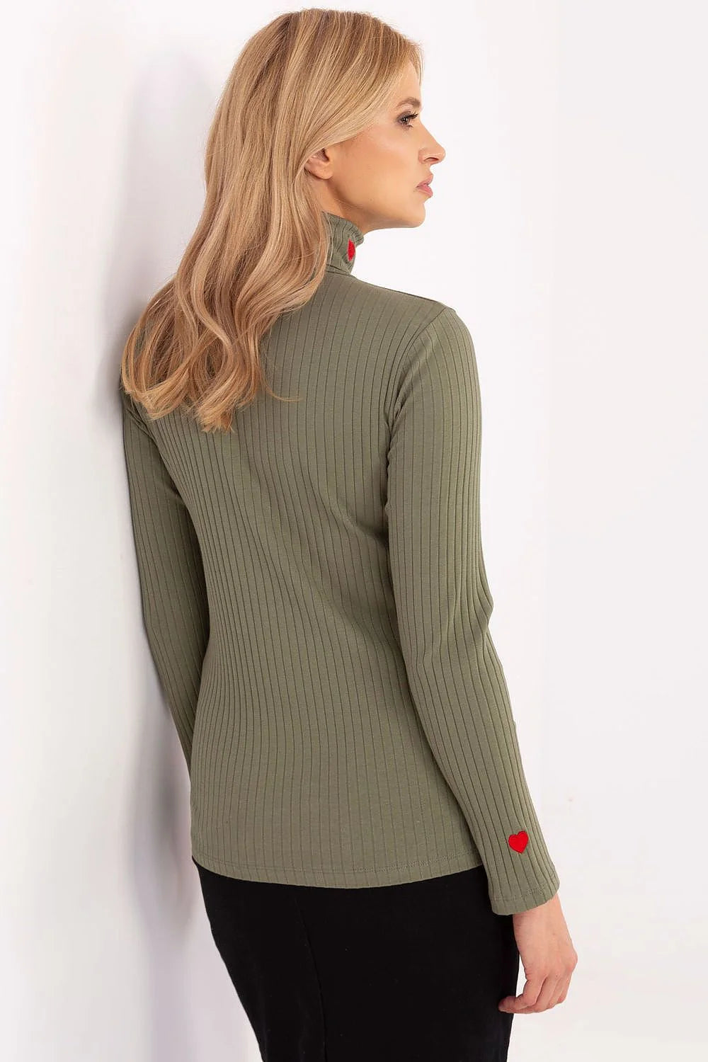 Pull à col roulé Relevance maille côtelée vert olive cœurs brodés femmes coupe ajustée matériau doux